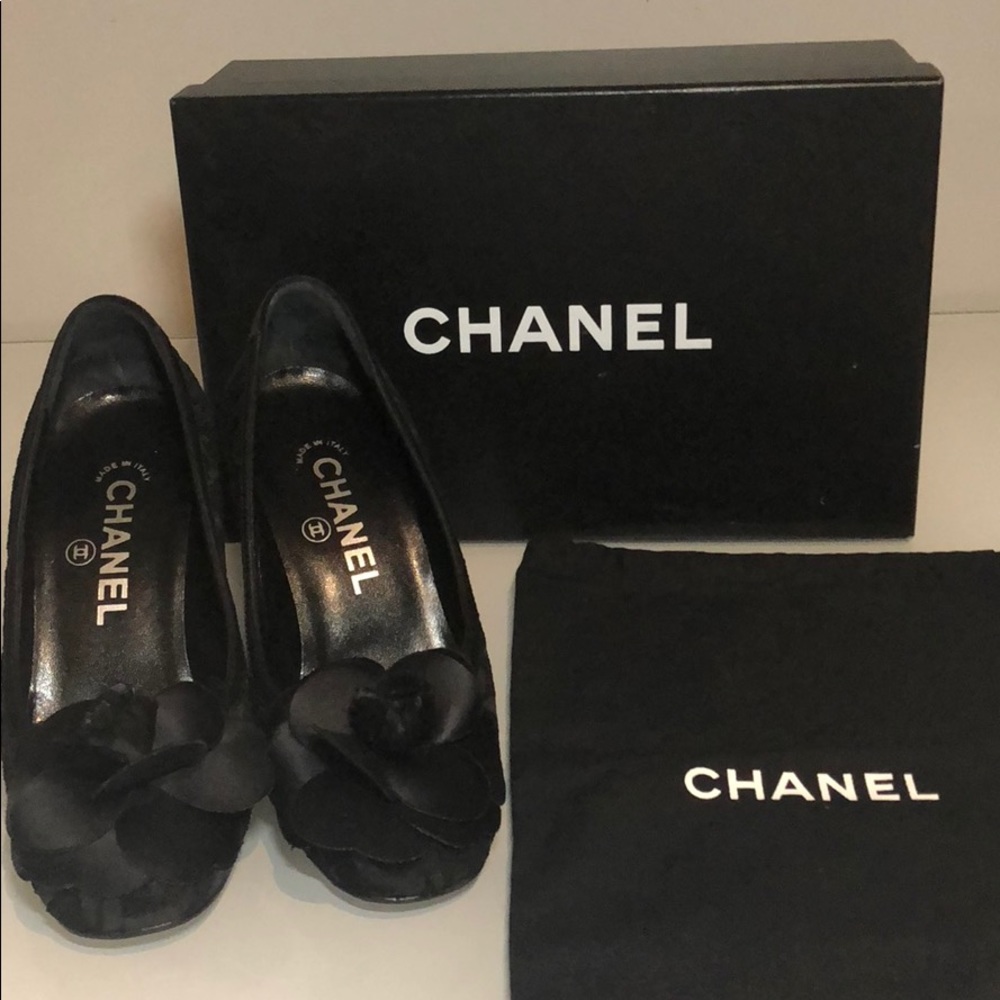 Authentic CHANEL Pumps (Black)